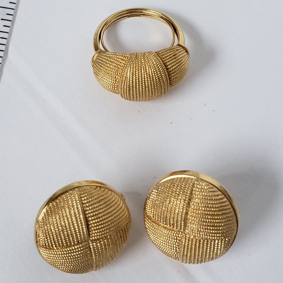 Avon / Ear Rings Jewelry - Avon Gold Tone Ring With Spring Type Adjustable Band Earrings Clip on Backs